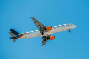 aire empresa conseguir jet aerolíneas con aeronave aerobús a321-211 que se acerca a tierra a Lisboa internacional aeropuerto en contra azul cielo foto