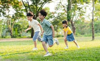 grupo imagen de asiático niños teniendo divertido en el parque foto