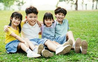 grupo de linda asiático niños teniendo divertido en el parque foto