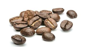 Conjunto de granos de café tostados frescos aislado sobre fondo blanco. granos de café cerrar espresso oscuro foto
