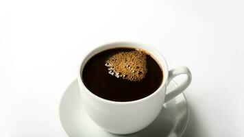 negro café en un café taza parte superior ver aislado en blanco antecedentes. desayuno foto