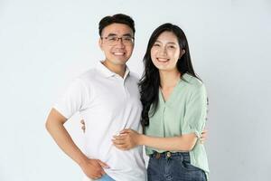 un Pareja posando en un blanco antecedentes foto