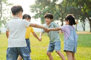 grupo imagen de asiático niños teniendo divertido en el parque foto