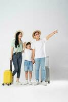 un familia posando en un blanco antecedentes foto