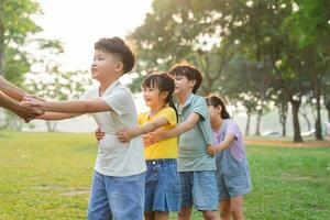 grupo imagen de linda asiático niños jugando en el parque foto