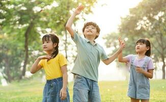 grupo imagen de linda asiático niños jugando en el parque foto