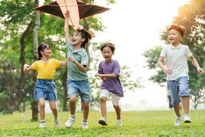 grupo imagen de linda asiático niños jugando en el parque foto