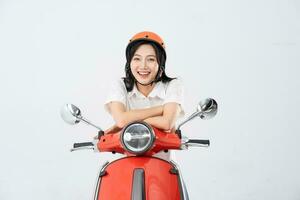 un mujer vistiendo un casco y conducción un motocicleta foto