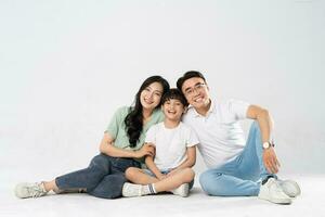 un familia posando en un blanco antecedentes foto