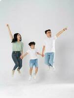 un familia posando en un blanco antecedentes foto