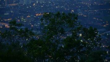 paisaje urbano a noche con vista a el ciudad desde un cima de la colina video