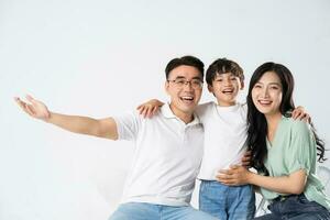 un familia en un blanco antecedentes foto