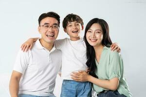 un familia en un blanco antecedentes foto