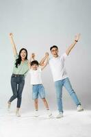 un familia posando en un blanco antecedentes foto