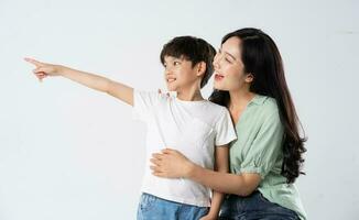 madre y hijo posando en un blanco antecedentes foto