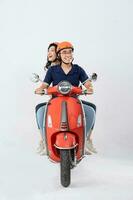 imagen de asiático Pareja montando scooter en blanco antecedentes foto