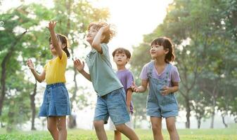 grupo imagen de linda asiático niños jugando en el parque foto