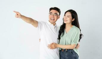 un Pareja posando en un blanco antecedentes foto