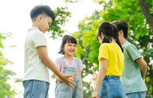 grupo imagen de asiático niños teniendo divertido en el parque foto