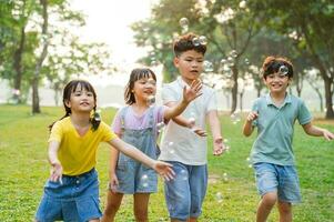 grupo imagen de linda asiático niños jugando en el parque foto