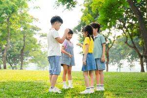 grupo imagen de asiático niños teniendo divertido en el parque foto