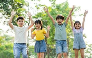 grupo imagen de asiático niños teniendo divertido en el parque foto