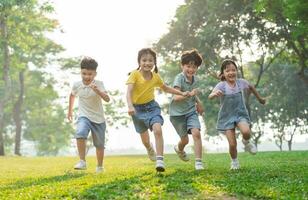 grupo imagen de asiático niños teniendo divertido en el parque foto