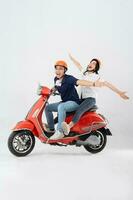 imagen de asiático Pareja montando scooter en blanco antecedentes foto