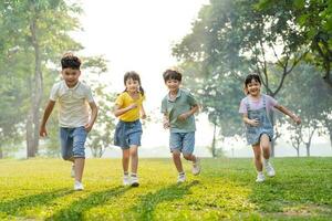 grupo imagen de asiático niños teniendo divertido en el parque foto