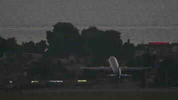 Rückseite Sicht, Flugzeug nehmen aus Über das Meer. Verkehrsflugzeug steigen. Flugzeug Silhouette Abfahrt. Tourismus und Reise Konzept video