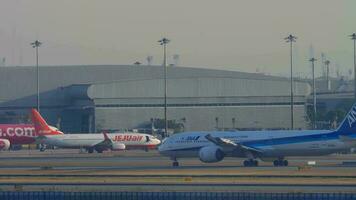 bangkok, Tailandia gennaio 19, 2023 - sognatore boeing 787 di ana cavalcate su il taxiway di suvarnabhumi aeroporto, lato Visualizza. tutti nippon vie aeree, ana giapponese compagnia aerea. turismo e viaggio concetto video