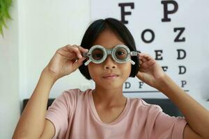 ojo cuidado, niño vistiendo lentes en el óptico almacenar, niño ojo prueba, niños ojo controlar, ojo examen, niño ojo prueba, foto