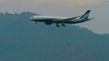 Phuket, Thaïlande janvier 31, 2023 - Airbus a330, oy vkj de classe solaire compagnies aériennes atterrissage approche à phuket aéroport. côté vue de jet passager avion mouches. tourisme et Voyage concept video