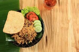 nasi goreng rendang con camarón galleta foto