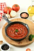 clásico italiano tomate salsa para pasta y Pizza foto