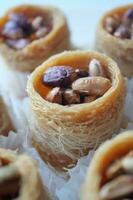 postre árabe baklava en un plato foto