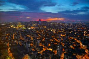 arial ver de Estanbul asiático lado urbano edificio bloques a noche foto