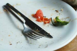 plato vacío después de comer en la mesa foto