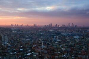 arial ver de Estanbul asiático lado urbano edificio bloques a noche foto