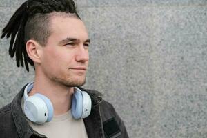 retrato de un joven chico con rastas y piercings foto