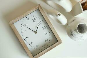 sencillo moderno reloj en blanco antecedentes foto