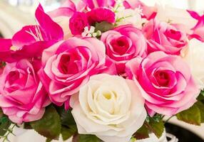 flor falsa rosa y blanca flores de costura hechas a mano foto