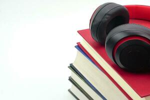 el auriculares son en apilar de libros. moderno educación y relajación concepto. foto