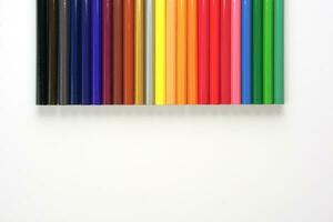 vista superior de lápices de colores o pastel sobre fondo blanco. concepto de aprendizaje, estudio y presentación. foto