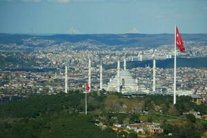 alto ángulo ver de camlica mezquita en Estanbul foto