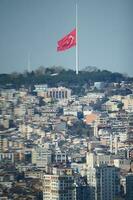 alto ángulo ver de turco bandera en contra cielo. foto