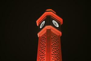 antiguo reloj torre a noche en Estanbul foto