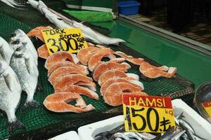 pescado fresco en hielo en la tienda del mercado local foto