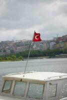 barco muelle en río en Estanbul foto