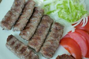 brocheta, tradicional turco carne comida con ensalada en un plato . foto